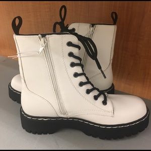 🖤NEW 🤍Sincerely Jules Combat Boots in Whit…Wall